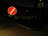 Vandalov niili dopravn znaky na sdliti
